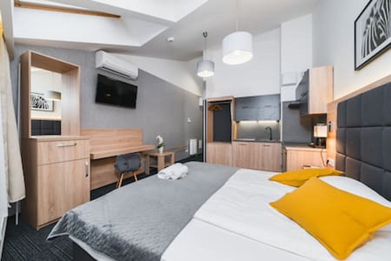 19. Aron Residence - Luxury Studio - Center
