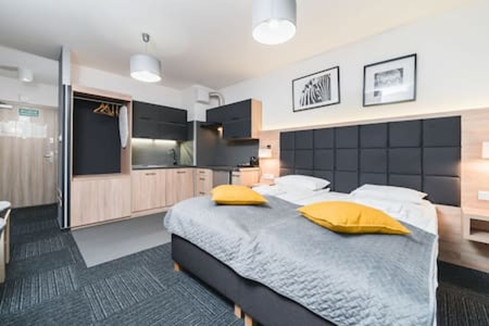 3. Aron Residence - Luxury Studio - Center