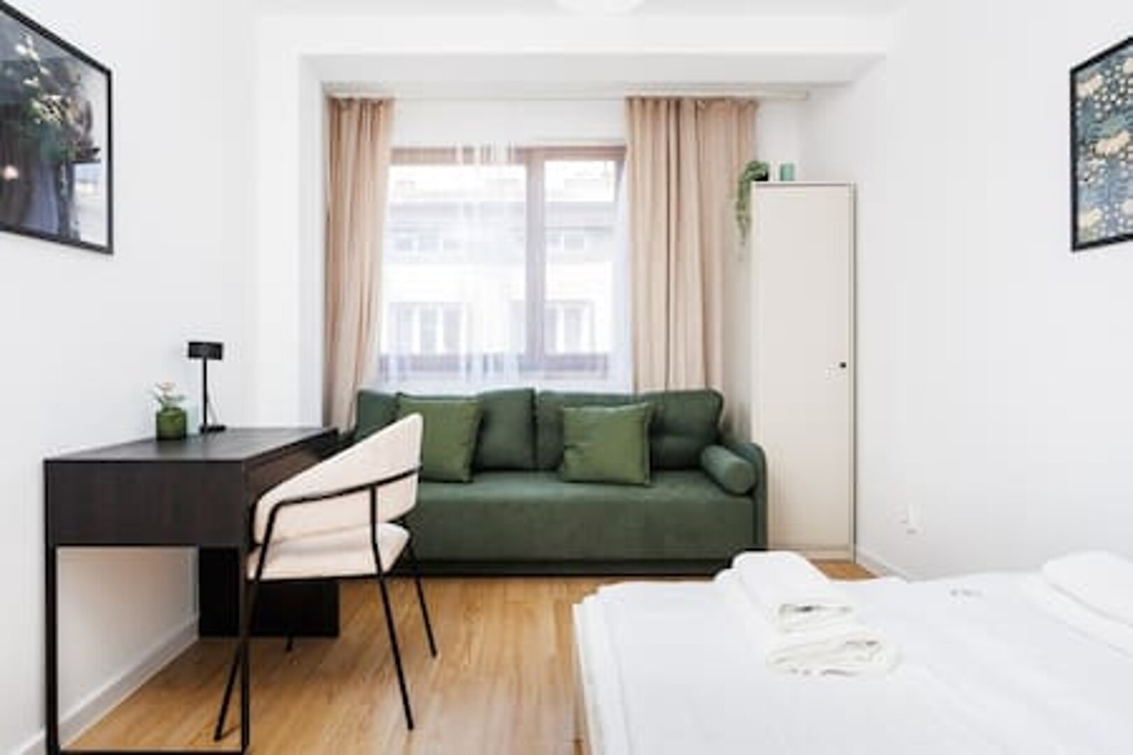 Spokojny Apartament z 4 Sypialniami z Balkonem