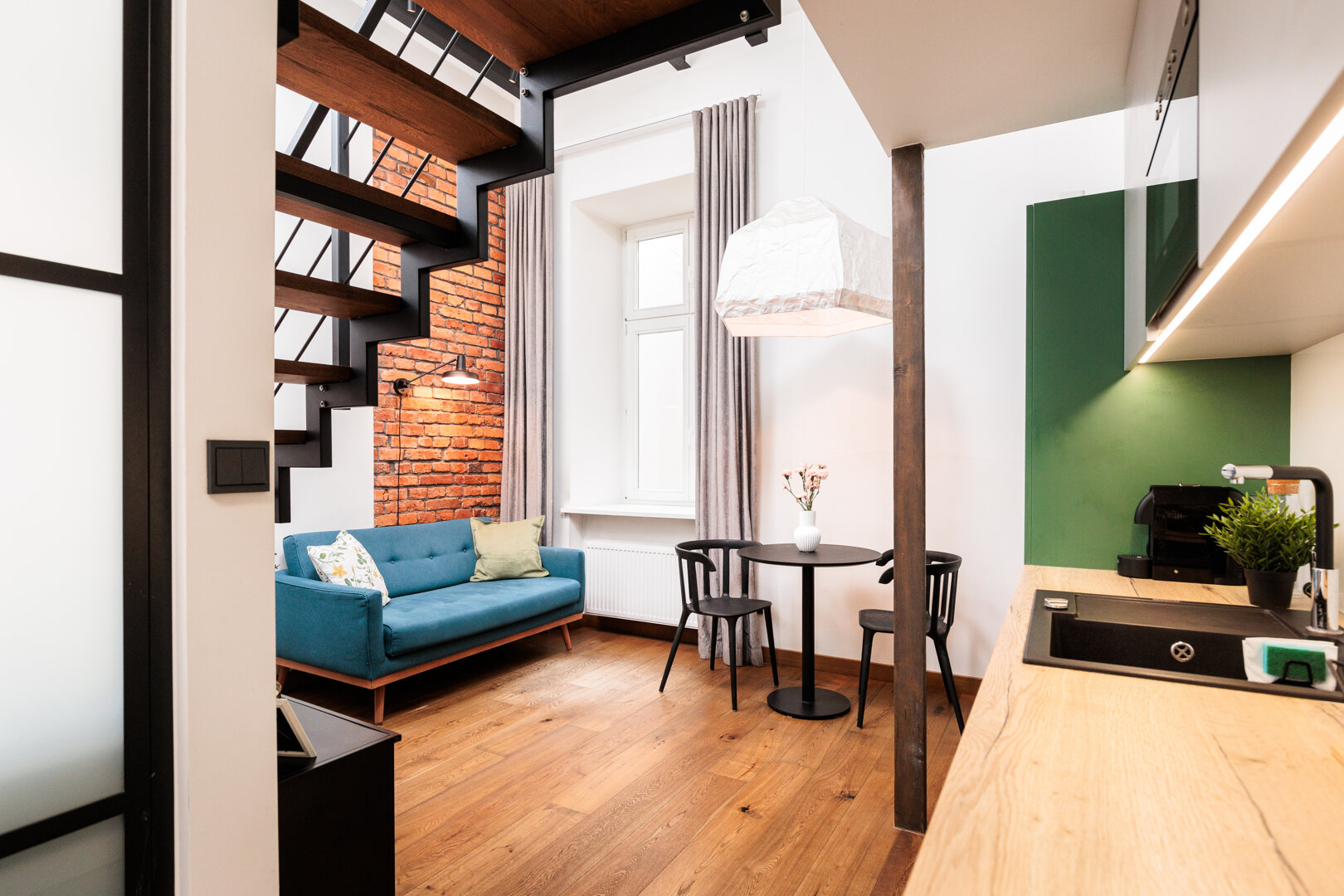  Cozy Entresol Old Town Studio - by Upstairs